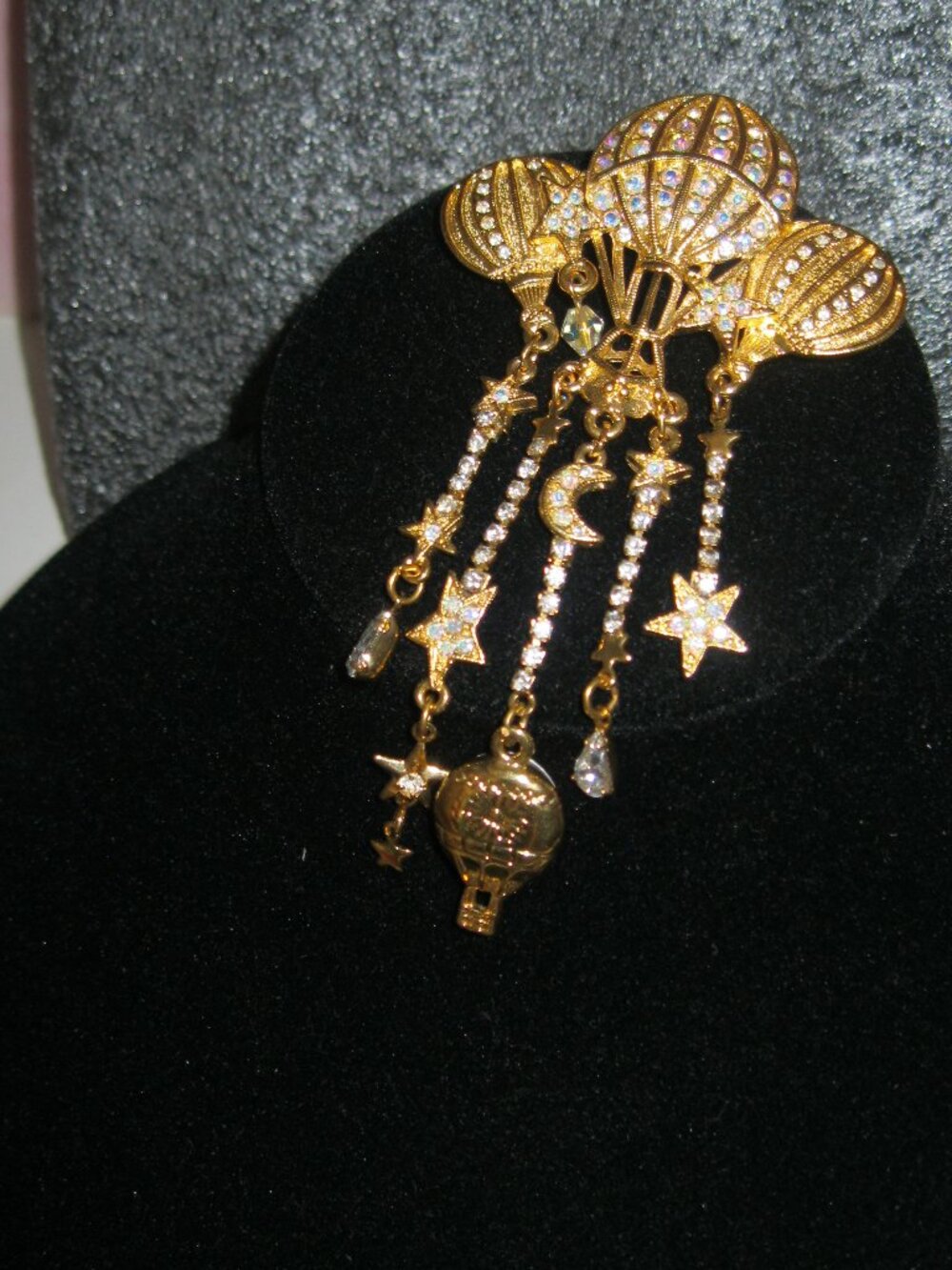 KIRKS FOLLY RARE BROOCH HOT AIR BALLOON W/STARS & COMPASS-ALL GOLD TONE FEATURES
